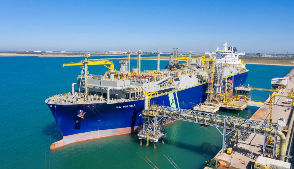 Navio de GNL amarrado em terminal