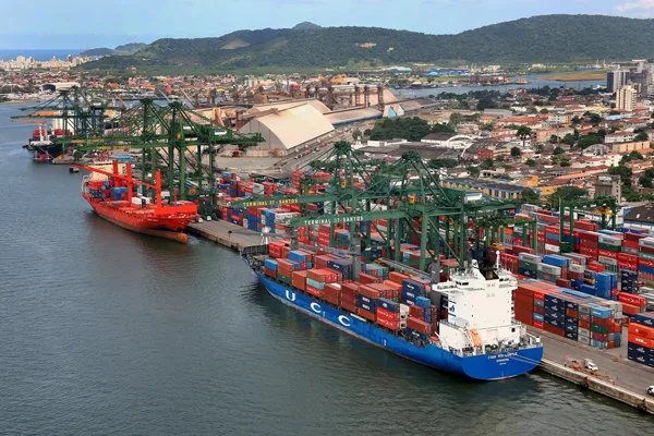 Navio operando em canal portuário